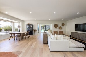 Smart-TV, Kamin, Arbeitsbereiche