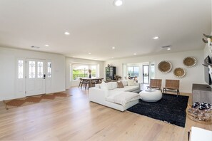Smart TV, fireplace, offices - Breezy 3BR | Private Pool + Chef’s Kitchen + More (Phoenix)