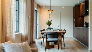 Una cocina moderna con armarios de madera, una mesa de comedor y sillas.