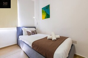 1 habitación, escritorio, tabla de planchar con plancha y cuna de viaje