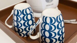 A tray with two patterned mugs and a white electric kettle. - Stylish 1BR Meridian in central St Julians (San Ġiljan)