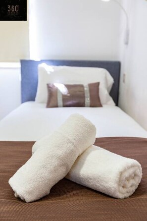 1 Schlafzimmer, Schreibtisch, Bügeleisen/Bügelbrett, Reisekinderbett