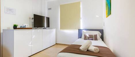 1 chambre, bureau, fer et planche à repasser, lit parapluie