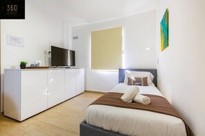 1 Schlafzimmer, Schreibtisch, Bügeleisen/Bügelbrett, Reisekinderbett