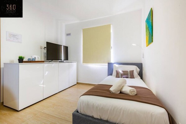 1 soveværelse, skrivebord, strygejern/strygebræt, weekendseng