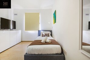 1 Schlafzimmer, Schreibtisch, Bügeleisen/Bügelbrett, Reisekinderbett
