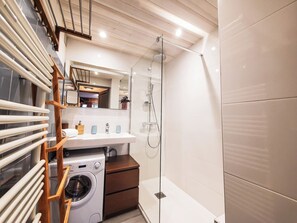 Regadera, secadora de cabello, toallas 