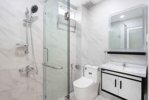 Dusche, Handtücher, Seife, Shampoo
