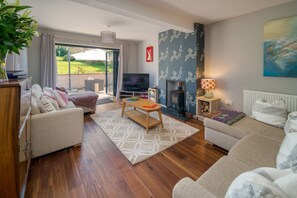 Smart-TV, Kamin, DVD-Player, Bücher