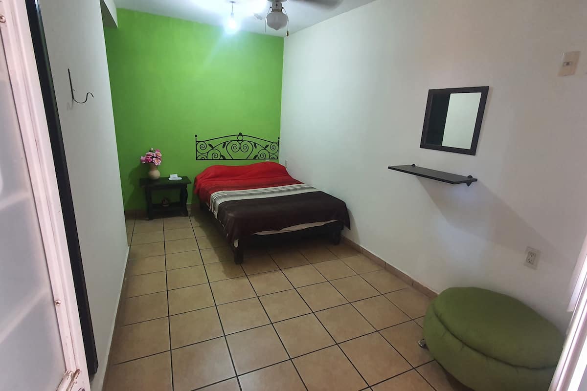 Habitación básica, 1 cama Queen size | 1 habitación, wifi gratis y ropa de cama