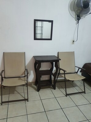 Chambre, 2 grands lits | 1 chambre, Wi-Fi gratuit, draps fournis