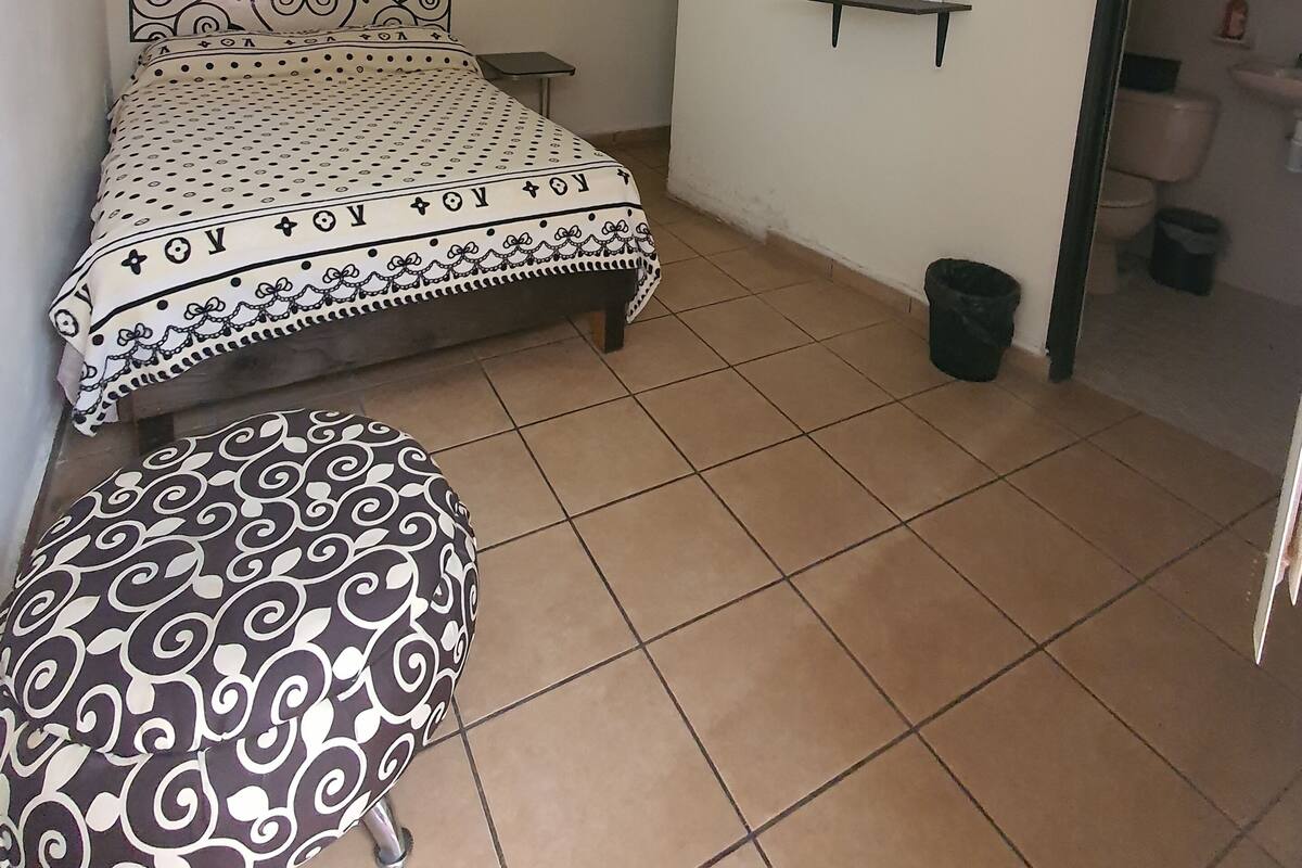 Habitación básica, 1 cama Queen size | 1 habitación, wifi gratis y ropa de cama