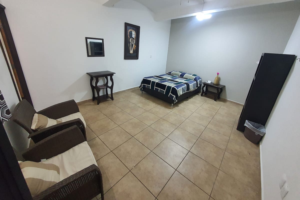 Habitación básica, 1 cama Queen size | 1 habitación, wifi gratis y ropa de cama