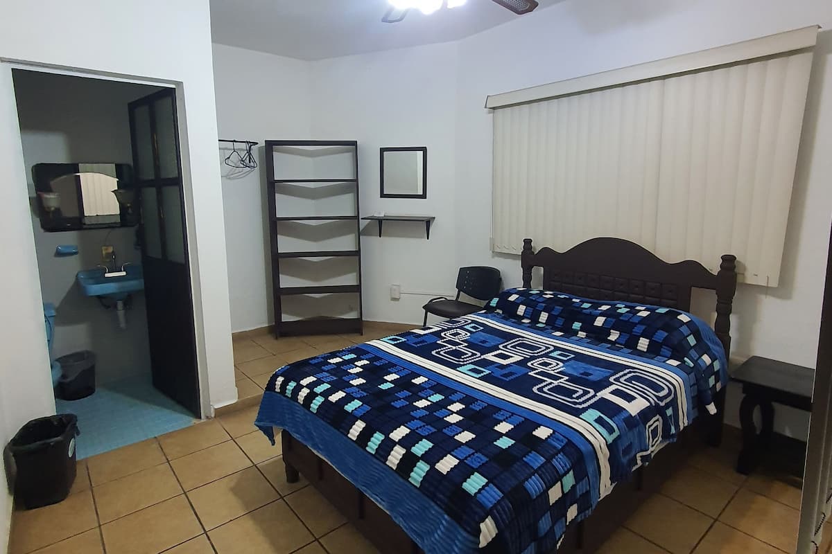 Habitación básica, 1 cama Queen size | 1 habitación, wifi gratis y ropa de cama