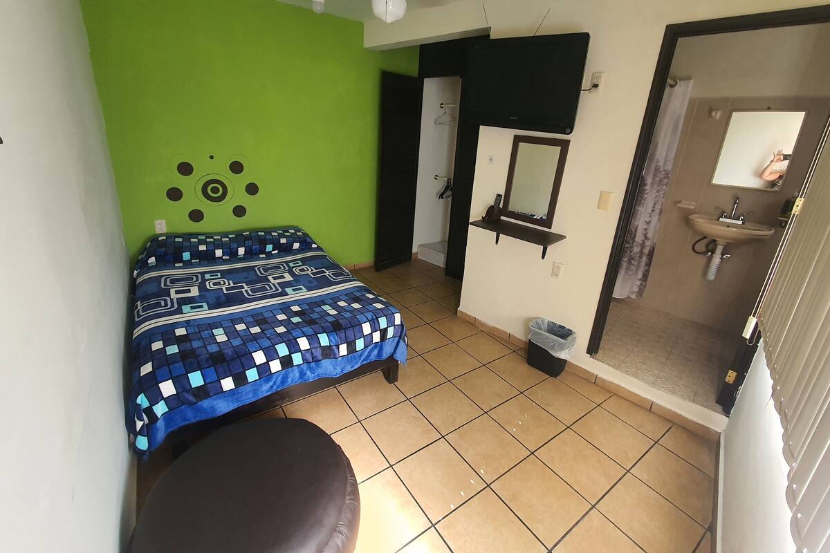 Habitación básica, 1 cama Queen size | 1 habitación, wifi gratis y ropa de cama