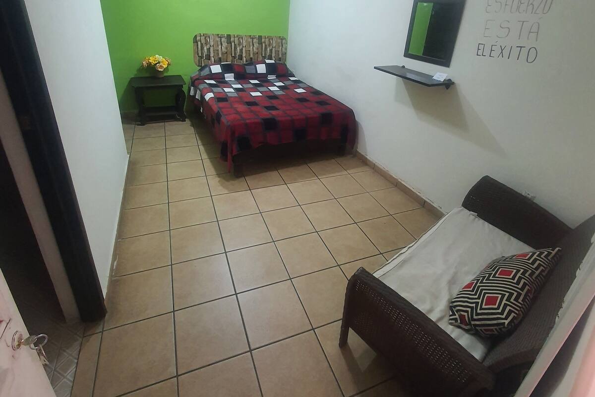Habitación básica, 1 cama Queen size | 1 habitación, wifi gratis y ropa de cama