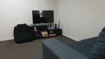 Una televisión, una oficina