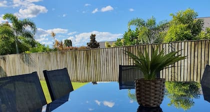 6 Bedroom Modern Home + Pet Friendly! Sleeps 14