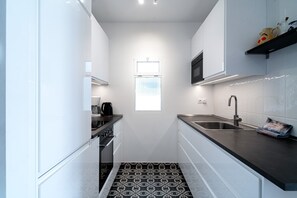 Coffee/tea maker, fridge, microwave, oven