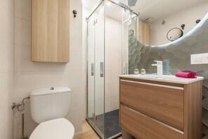 Shower, towels - Apartment 'Fada Lloret' with Shared Pool, Wi-Fi and Air Conditioning (Lloret de Mar)