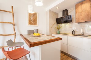 Fridge, microwave, oven, stovetop - Apartment 'Fada Lloret' with Shared Pool, Wi-Fi and Air Conditioning (Lloret de Mar)
