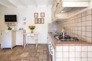 Fridge, oven, stovetop, cookware/dishes/utensils - Hotel Apartment 'Agriturismo Salinola 4' with Shared Pool, Wi-Fi and Air Conditioning (Ostuni)