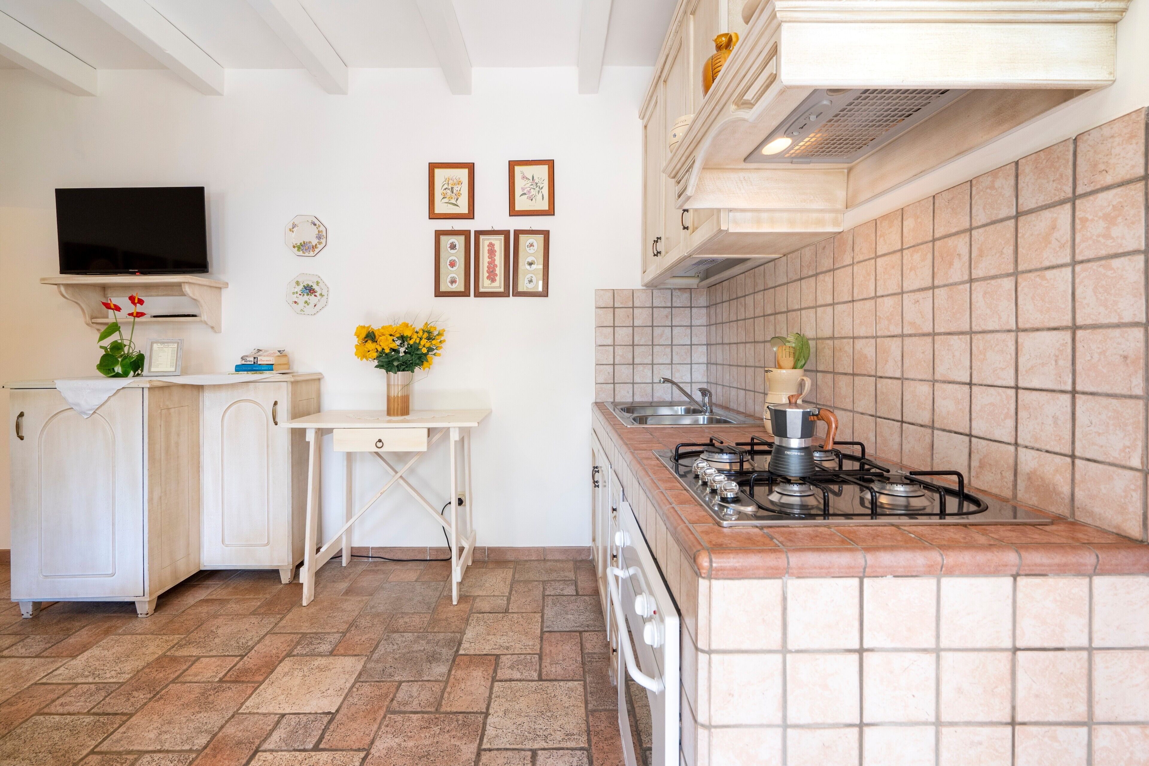 Frigorifero, forno, piano cottura, pentole/stoviglie/utensili