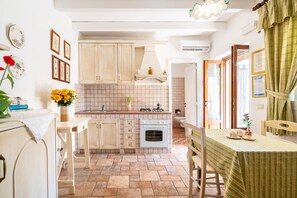 Fridge, oven, stovetop, cookware/dishes/utensils