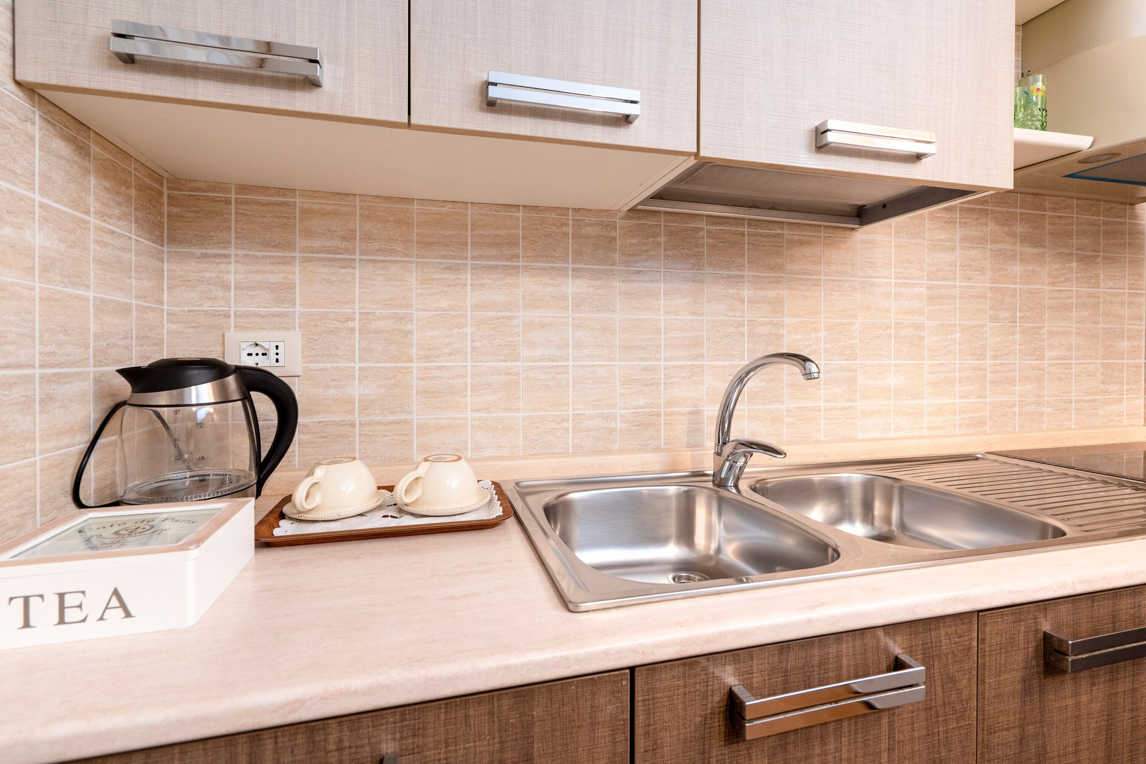 Køleskab, ovn, kogeplade, køkkentøj/tallerkener/redskaber