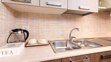 Køleskab, ovn, kogeplade, køkkentøj/tallerkener/redskaber