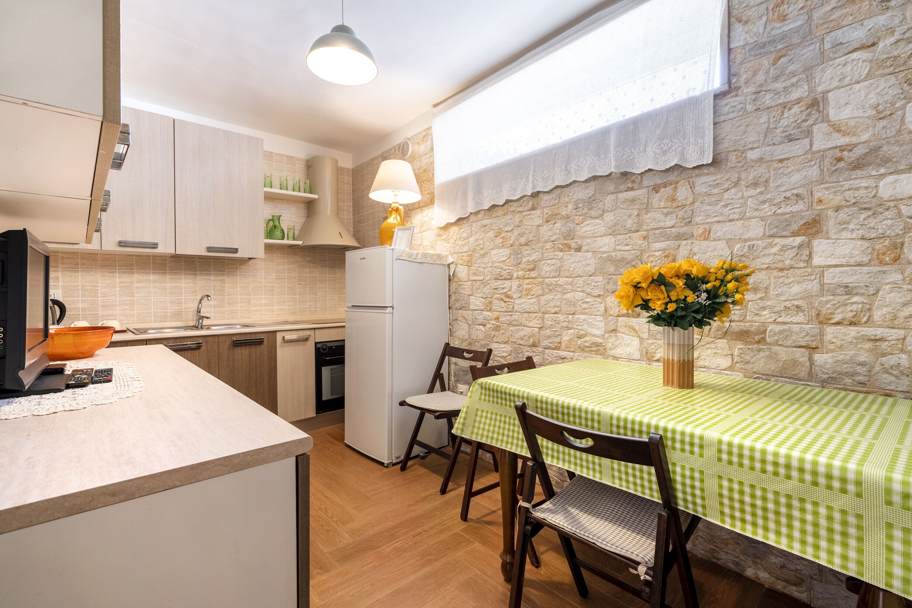 Réfrigérateur, four, plaque de cuisson