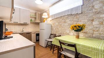 Réfrigérateur, four, plaque de cuisson