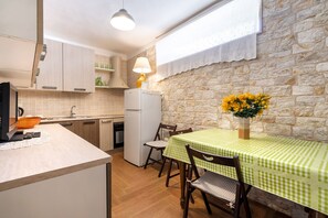 Kühlschrank, Ofen, Herdplatte, Kochgeschirr/Geschirr/Besteck