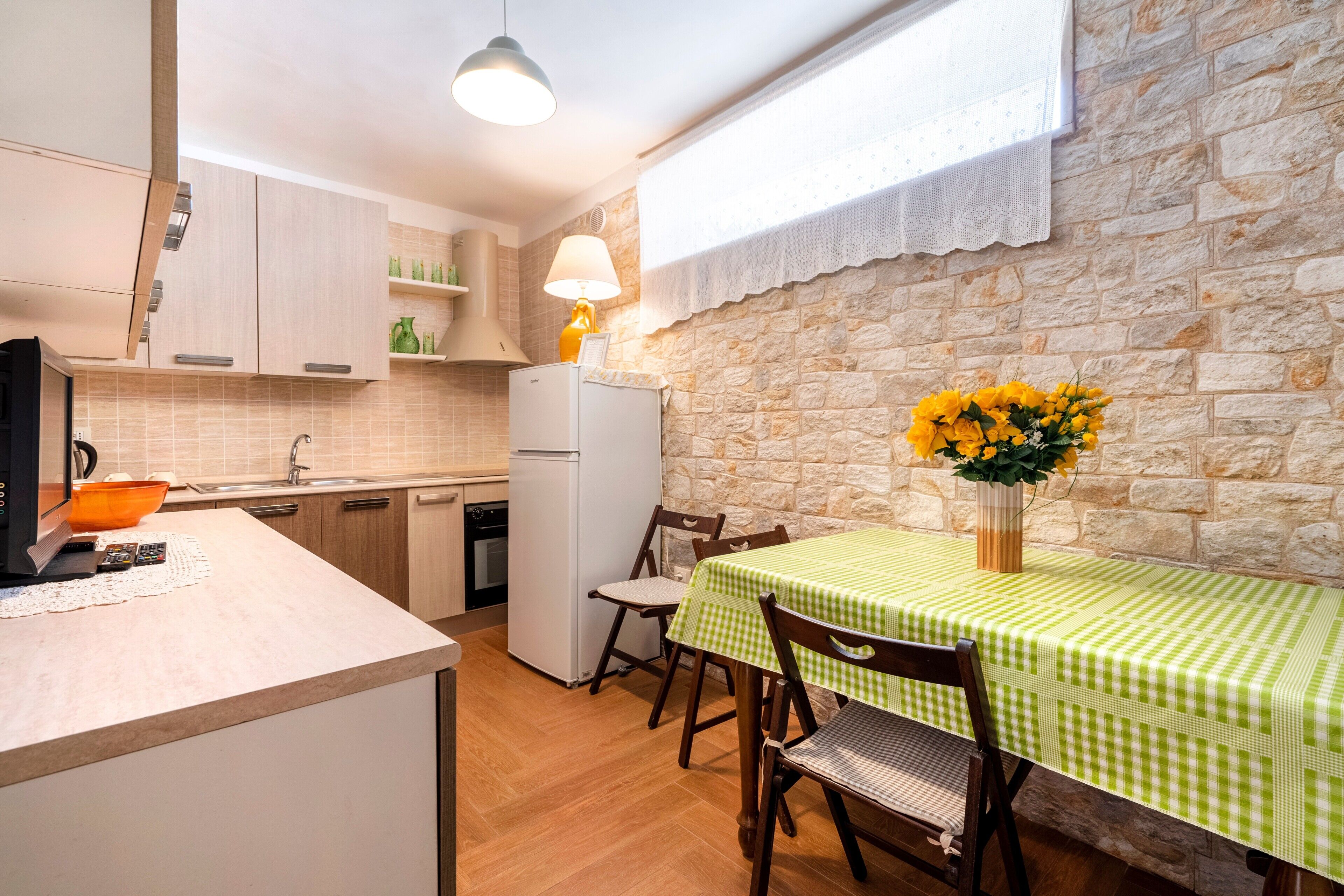 Frigorifero, forno, piano cottura, pentole/stoviglie/utensili