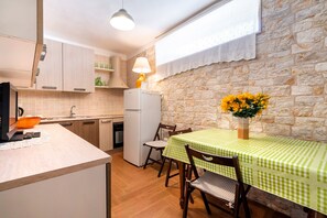 Refrigerador, horno, parrilla de estufa y utensilios de cocina 