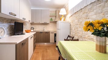 Kühlschrank, Ofen, Herdplatte, Kochgeschirr/Geschirr/Besteck