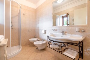 Shower, free toiletries, hair dryer, towels - Hotel Apartment 'Agriturismo Salinola 3' with Shared Pool, Wi-Fi and Air Conditioning (Ostuni)
