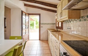 Fridge, microwave, oven, stovetop - Country House 'Cadernera' with Private Pool, Wi-Fi and Air Conditioning (Búger)