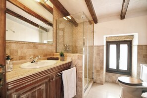 Bathtub, hair dryer, towels - Country House 'Cadernera' with Private Pool, Wi-Fi and Air Conditioning (Búger)