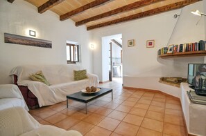 TV - Country House 'Cadernera' with Private Pool, Wi-Fi and Air Conditioning (Búger)