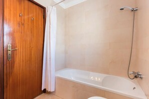 Badewanne, Haartrockner, Handtücher