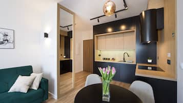 Appartamento Standard | Cucina privata | Frigorifero con congelatore, microonde, piano cottura, lavastoviglie