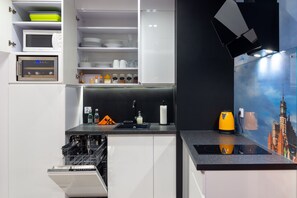Comfort-studiosuite | Privat køkken | Køleskab/fryser i fuld størrelse, mikrobølgeovn, kogeplade