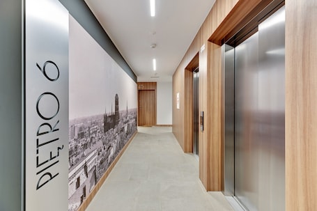 Elevator. Bastion Wałowa by Q4Apartments