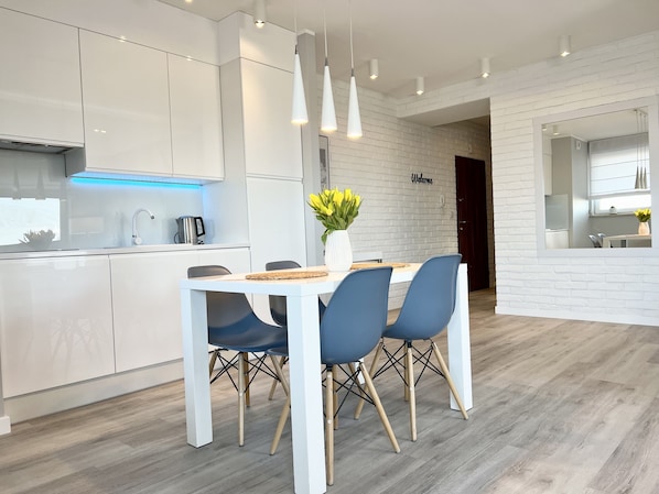 Departamento Confort, 1 habitación, balcón, torre | Cocina privada | Refrigerador con congelador, microondas y parrilla de estufa 