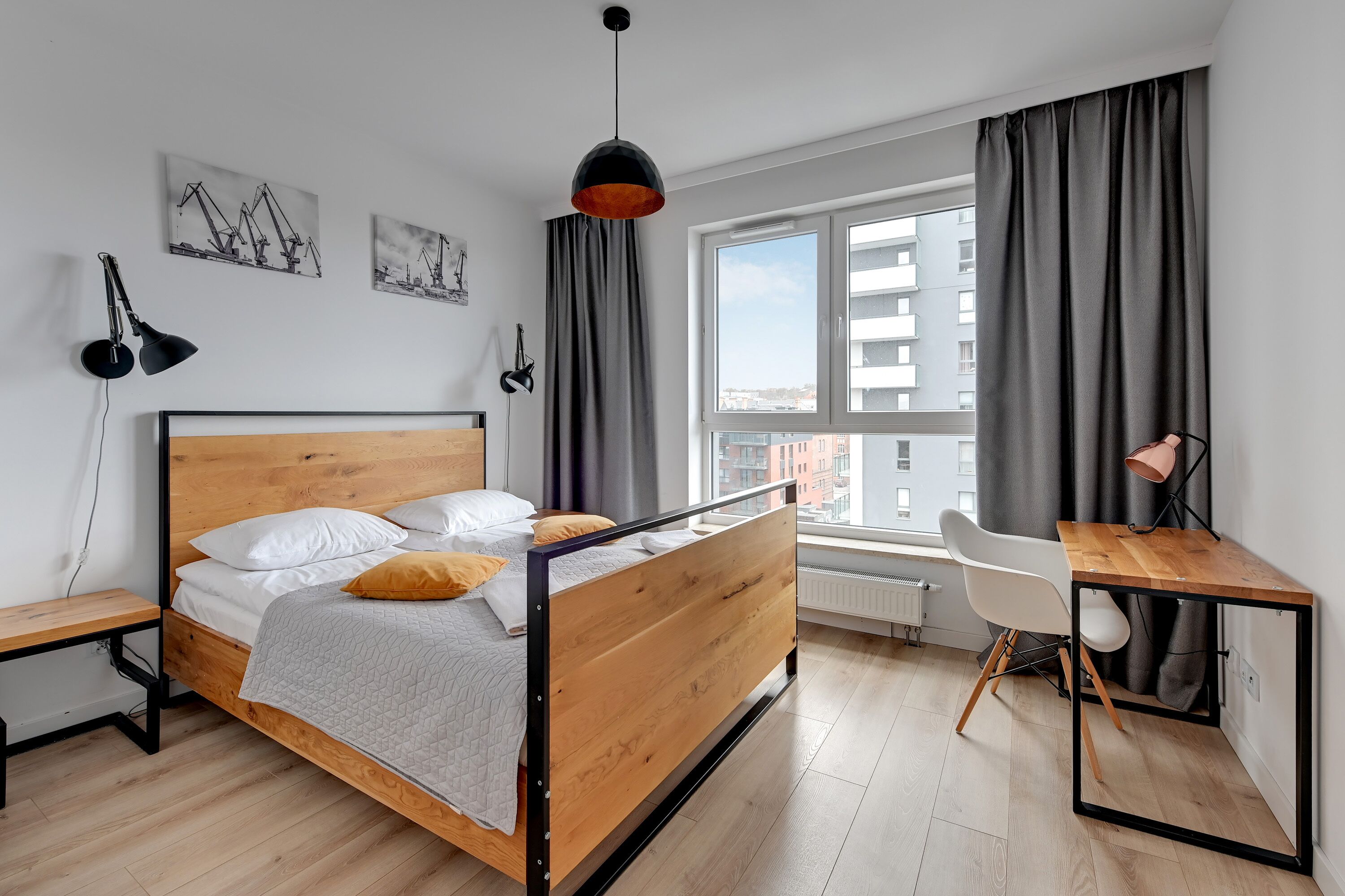 Ein modernes Schlafzimmer mit einem hölzernen Bett, einem Schreibtisch und einem Stuhl.