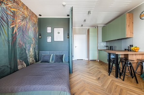 Departamento estándar, 1 cama matrimonial y sofá cama | Ropa de cama de alta calidad y decoración personalizada 