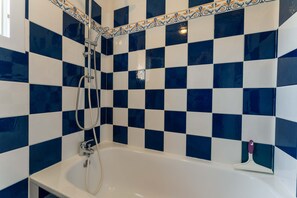 Badewanne, kostenlose Toilettenartikel, Haartrockner, HandtĂŒcher