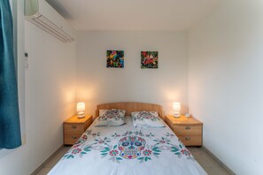 2 makuuhuonetta, silitysrauta/-lauta, ilmainen Wi-Fi, vuodevaatteet