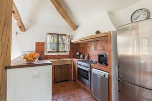 Jääkaappi, mikroaaltouuni, liesi, astianpesukone